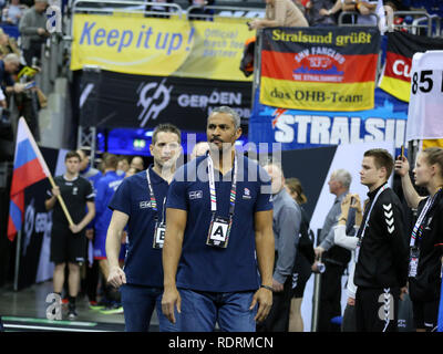 Deutschland. Berlin, Deutschland. 17. Jan 2019. IHF Handball Men's World Championship, Berlin, Deutschland. Trainer Guillaume Gille (zurück) und headcoach Didier Dinart (vorne) für Frankreich in die Mercedes-Benz Arena vor dem Spiel Quelle: Mickael Chavet/Alamy leben Nachrichten Stockfoto