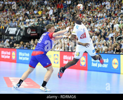 Deutschland. Berlin, Deutschland. 17. Jan 2019. IHF Handball Men's World Championship, Berlin, Deutschland. dika Mem für Frankreich in Aktion gegen Timur Dibirov für Russland Quelle: Mickael Chavet/Alamy leben Nachrichten Stockfoto