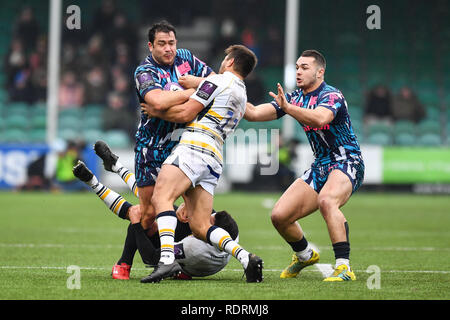 Sixways Stadion, Worcester, Großbritannien. 19. Jan 2019. European Challenge Cup, Worcester vs Stade Francais; Laurent Sempere von Stade Francais Paris von Dean Hammond von Worcester Warriors Quelle: Craig Thomas/news Bilder Credit: Aktuelles Bilder/Alamy Live News Credit: Aktuelles Bilder/Alamy Leben Nachrichten behandelt wird Stockfoto