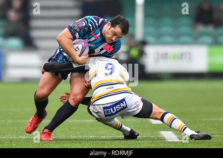 Sixways Stadion, Worcester, Großbritannien. 19. Jan 2019. European Challenge Cup, Worcester vs Stade Francais; Laurent Sempere von Stade Francais Paris von Jonny Arr von Worcester Warriors Kredit angegangen wird: Craig Thomas/news Bilder Credit: Aktuelles Bilder/Alamy Live News Credit: Aktuelles Bilder/Alamy leben Nachrichten Stockfoto