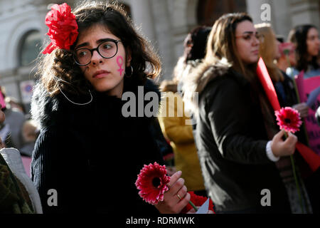 Rom, Italien. Jan, 2019 19. Blumen und Symbole Rom, 19. Januar 2019. Frauen März Rom, März der Solidarität für die zivilen Rechte und die bürgerlichen Rechte für Frauen, die durch die amerikanische Gemeinde in Rom organisiert, gleichzeitig mit der Frauen im März, der weltweit am 19. Januar. Foto Samantha Zucchi Insidefoto Credit: insidefoto Srl/Alamy leben Nachrichten Stockfoto