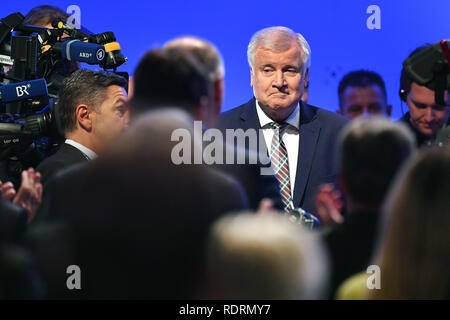 Horst SEEHOFER tritt, Abschied als CSU-Vorsitzender Spaziergänge auf der Bühne, Podium, CSU-Parteitag 2019/Wahl des Parteivorsitzenden, am 19.01.2019 in München/Kleine Olympiahalle. | Verwendung weltweit Stockfoto