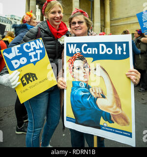 London, Großbritannien. Jan, 2019 19. Eine Frau (R) hält einen Krieg Zeichen im März der Frauen in der Hauptstadt, eine von 30 weltweiten Demonstrationen gegen Gewalt gegen Frauen zu protestieren und die negativen Auswirkungen der Sparpolitik. London's Thema dieses Jahr ist "Brot und Rosen", ehrt Polnisch-amerikanische suffragette Rose Schneiderman, der 1911 sagte: "Die Arbeiter Brot haben müssen, aber Sie müssen Rosen zu haben, in der Antwort auf eine Fabrik Feuer, wo 146 vorwiegend weiblichen Textilarbeiterinnen starben. Credit: Stephen Chung/Alamy leben Nachrichten Stockfoto