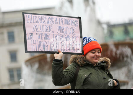 London, Großbritannien. Jan, 2019 19. Hunderte von Frauen versammeln sich Portland Place, bevor sie marschieren zum Trafalgar Square. Marsch für die Rechte der Arbeitnehmer für Frauen und gegen die Sparpolitik im Vereinigten Königreich. Credit: Penelope Barritt/Alamy leben Nachrichten Stockfoto