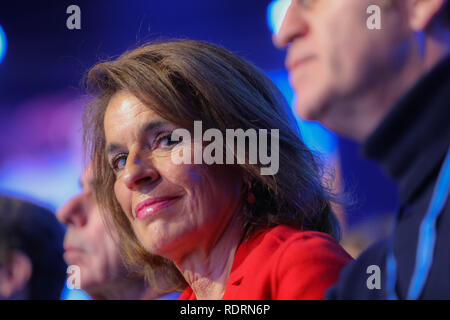 Madrid, Spanien. 19. Jan 2019. Ana Botella, Bürgermeister von Madrid, die zwischen Dezember 2011 und Juni 2015 und Jose Maria Aznar, der Frau die Teilnahme an der Veranstaltung. Die PP feiert National Convention die wichtigsten Linien ihrer Wahlprogramme für die drei Wahlen für Mai 26 geplant sind der Schlüssel zu schaffen und die Führung der beliebten Präsidenten, Manometer, Pablo Casado Credit: Jesús Hellin/Alamy leben Nachrichten Stockfoto