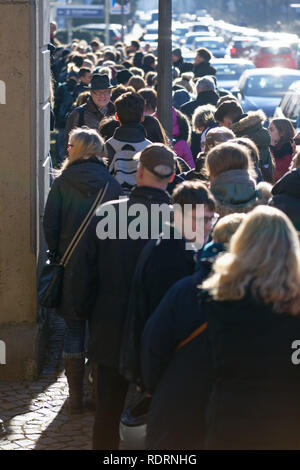 Bonn, Deutschland. Jan, 2019 19. Die Teilnehmer des Castings für die Dreharbeiten der TV-Serie 'Babylon Berlin' werden in einer Warteschlange. Wir suchen 500 Extras - von Henker an die Priester. (Dpa' Babylon Berlin' versucht, Casting "Henker, der Priester und der kleinen Leute" vom 19.01.2019) Credit: Henning Kaiser/dpa/Alamy Leben Nachrichten Quelle: dpa Picture alliance/Alamy leben Nachrichten Stockfoto