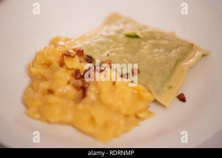 Stuttgart, Deutschland. Jan, 2019 18. Ein Teil der Maultaschen mit Kartoffelsalat liegt auf einer Platte. Credit: Sebastian Gollnow/dpa/Alamy leben Nachrichten Stockfoto