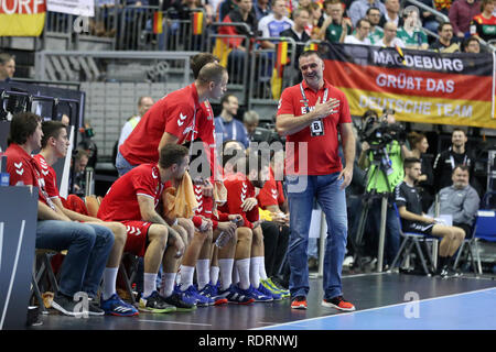 Deutschland. Deutschland, 19. Januar 2019. Serbien headcoach Nenad Perunicic lächelt Credit: Mickael Chavet/Alamy leben Nachrichten Stockfoto