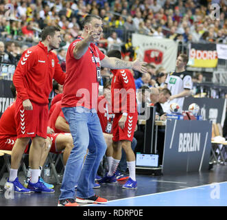 Deutschland. Deutschland, 19. Januar 2019. Serbien headcoach Nenad Perunicic reagiert Credit: Mickael Chavet/Alamy leben Nachrichten Stockfoto