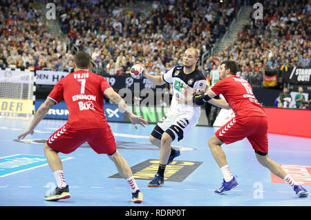 Deutschland. Deutschland, 19. Januar 2019. Paul Drux für Deutschland (95), die in Aktion gegen Drasko Nenadic (15) und Stefan Ullmann (7) für Serbien Credit: Mickael Chavet/Alamy leben Nachrichten Stockfoto