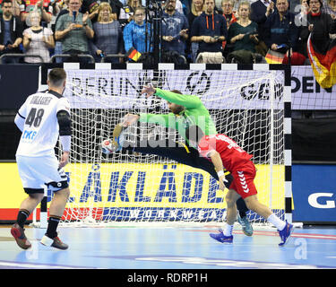 Deutschland. Deutschland, 19. Januar 2019. Vanja Ilic für Serbien Ergebnisse 7-m-Tor gegen Deutschland Torwart Andreas Wolff Quelle: Mickael Chavet/Alamy leben Nachrichten Stockfoto