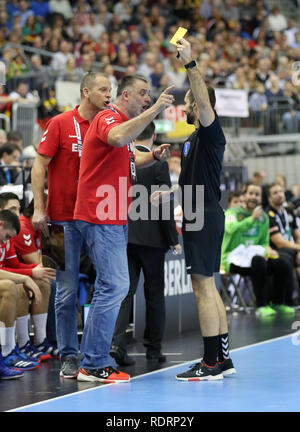 Deutschland. Deutschland, 19. Januar 2019. Serbien headcoach Nenad Perunicic erhält eine gelbe Karte Kredit: Mickael Chavet/Alamy leben Nachrichten Stockfoto