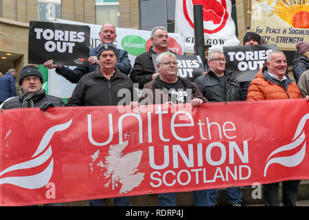 Glasgow, UK. 19. Januar 2019. Mehrere hundert Trades Union Aktivisten und Unterstützer nahmen an einer Kundgebung in der Buchanan Street, Glasgow, als Demonstration gegen die Kürzungen zu lokalen Diensten, die zum Verlust von fast 50.000 Jobs. Mehrere Gewerkschaften waren einschließlich Unite, UNISON, RMT, PCS und VOLLZUGSBEAMTE UNION Credit: Findlay/Alamy Leben Nachrichten vertreten Stockfoto