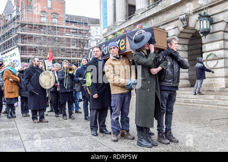 Nottingham, UK. 19. Januar 2019. Die Nottingham Branch des Aussterbens Rebellion statt Trauerzug und Service durch die Straßen der Stadt Trauer die Verluste, die durch den Klimawandel als Folge menschlicher Aktivitäten. Stockfoto