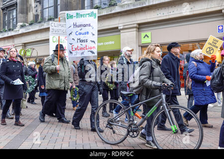 Nottingham, UK. 19. Januar 2019. Die Nottingham Branch des Aussterbens Rebellion statt Trauerzug und Service durch die Straßen der Stadt Trauer die Verluste, die durch den Klimawandel als Folge menschlicher Aktivitäten. Stockfoto