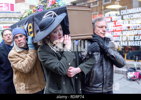 Nottingham, UK. 19. Januar 2019. Die Nottingham Branch des Aussterbens Rebellion statt Trauerzug und Service durch die Straßen der Stadt Trauer die Verluste, die durch den Klimawandel als Folge menschlicher Aktivitäten. Stockfoto