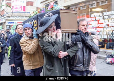 Nottingham, UK. 19. Januar 2019. Die Nottingham Branch des Aussterbens Rebellion statt Trauerzug und Service durch die Straßen der Stadt Trauer die Verluste, die durch den Klimawandel als Folge menschlicher Aktivitäten. Stockfoto