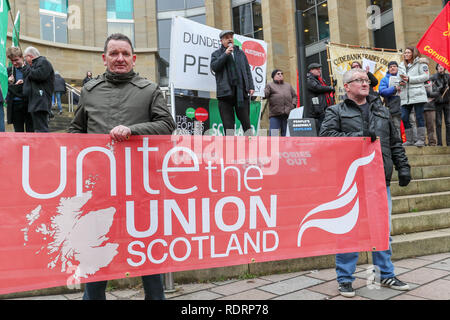 Glasgow, UK. 19. Januar 2019. Mehrere hundert Trades Union Aktivisten und Unterstützer nahmen an einer Kundgebung in der Buchanan Street, Glasgow, als Demonstration gegen die Kürzungen zu lokalen Diensten, die zum Verlust von fast 50.000 Jobs. Mehrere Gewerkschaften waren vertreten, darunter Unite, UNISON, RMT, PCS und VOLLZUGSBEAMTE UNION. Phil McGarvey aus der RMT gab den ersten Beitrag für das Ende der Sparmaßnahmen. Credit: Findlay/Alamy leben Nachrichten Stockfoto