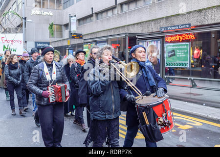 Nottingham, UK. 19. Januar 2019. Die Nottingham Branch des Aussterbens Rebellion statt Trauerzug und Service durch die Straßen der Stadt Trauer die Verluste, die durch den Klimawandel als Folge menschlicher Aktivitäten. Stockfoto