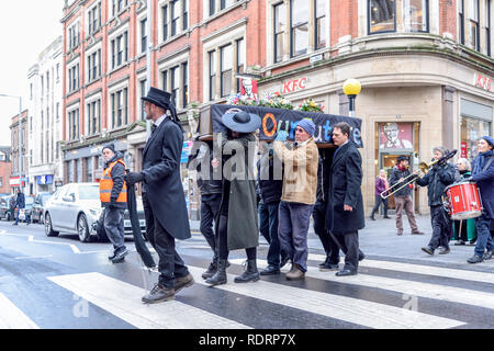 Nottingham, UK. 19. Januar 2019. Die Nottingham Branch des Aussterbens Rebellion statt Trauerzug und Service durch die Straßen der Stadt Trauer die Verluste, die durch den Klimawandel als Folge menschlicher Aktivitäten. Stockfoto