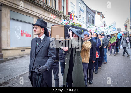 Nottingham, UK. 19. Januar 2019. Die Nottingham Branch des Aussterbens Rebellion statt Trauerzug und Service durch die Straßen der Stadt Trauer die Verluste, die durch den Klimawandel als Folge menschlicher Aktivitäten. Stockfoto