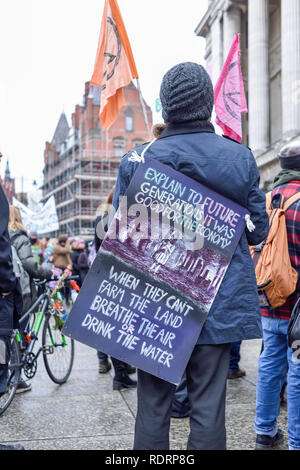 Nottingham, UK. 19. Januar 2019. Die Nottingham Branch des Aussterbens Rebellion statt Trauerzug und Service durch die Straßen der Stadt Trauer die Verluste, die durch den Klimawandel als Folge menschlicher Aktivitäten. Stockfoto