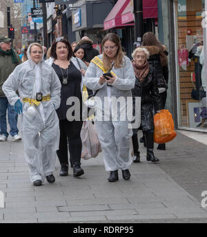 Brentwood Essex, 19. Januar 2019 Die online, Anhaltspunkt - Rissbildung, Kriminalität Lösung detective Spiel auf den Straßen von TOWIE Brentwood mit Gruppen von Teilnehmern gespielt wurde, einige in Fancy Dress, versuchend, Hinweise rund um die Stadt zu lösen. Kredit Ian Davidson/Alamy leben Nachrichten Stockfoto