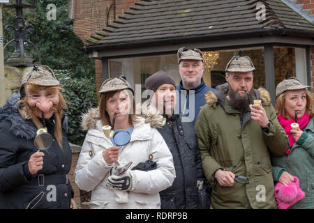 Brentwood Essex, 19. Januar 2019 Die online, Anhaltspunkt - Rissbildung, Kriminalität Lösung detective Spiel auf den Straßen von TOWIE Brentwood mit Gruppen von Teilnehmern gespielt wurde, einige in Fancy Dress, versuchend, Hinweise rund um die Stadt zu lösen. Kredit Ian Davidson/Alamy leben Nachrichten Stockfoto