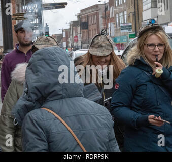 Brentwood Essex, 19. Januar 2019 Die online, Anhaltspunkt - Rissbildung, Kriminalität Lösung detective Spiel auf den Straßen von TOWIE Brentwood mit Gruppen von Teilnehmern gespielt wurde, einige in Fancy Dress, versuchend, Hinweise rund um die Stadt zu lösen. Kredit Ian Davidson/Alamy leben Nachrichten Stockfoto