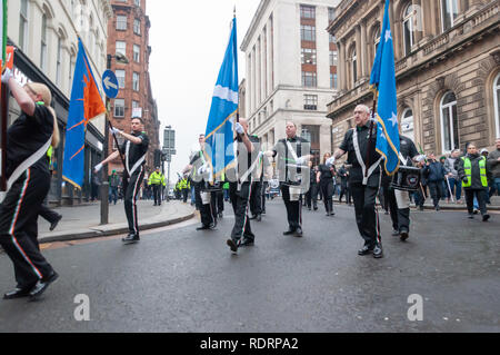 Glasgow, Schottland, Großbritannien. 19. Januar, 2019. Mitglieder des Westlich von Schottland Band Allianz Marsch durch die Straßen der Stadt. Im Jahr 1979 bildeten Sie sind die älteste Republikanische marching Organisation in Schottland und die Errichtung einer 32 Grafschaft sozialistischen Republik Irland zu fördern. Die heutige März ist der Blutige Sonntag, März für Justiz berechtigt. Credit: Skully/Alamy leben Nachrichten Stockfoto