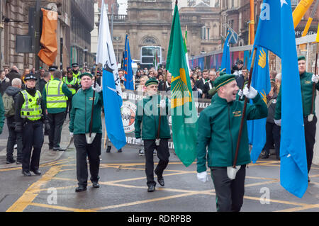 Glasgow, Schottland, Großbritannien. 19. Januar, 2019. Mitglieder des Westlich von Schottland Band Allianz Marsch durch die Straßen der Stadt. Im Jahr 1979 bildeten Sie sind die älteste Republikanische marching Organisation in Schottland und die Errichtung einer 32 Grafschaft sozialistischen Republik Irland zu fördern. Die heutige März ist der Blutige Sonntag, März für Justiz berechtigt. Credit: Skully/Alamy leben Nachrichten Stockfoto