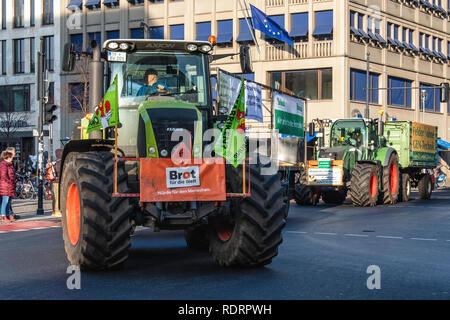 Berlin, Deutschland, 19. Januar 2019. Bauern protestieren gegen die EU-Agrarsubventionen in Deutschland. Eine Parade von Traktoren fuhr hinter Gebäude der Europäischen Kommission in "Unter den Linden", wie sie sich an der Demonstration gegen die jetzige Agrarpolitik nahm. Aktivisten protestieren, dass Großbetriebe über kleinere Betriebe, umweltfreundliche Methoden bevorzugt werden. Credit: Eden Breitz/Alamy Live News Credit: Eden Breitz/Alamy leben Nachrichten Stockfoto