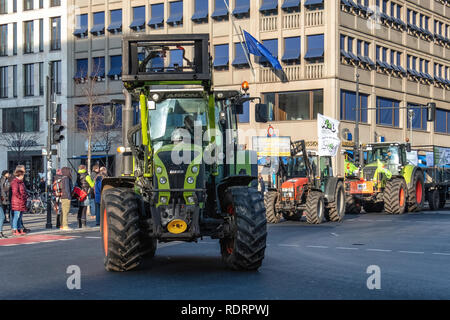 Berlin, Deutschland, 19. Januar 2019. Bauern protestieren gegen die EU-Agrarsubventionen in Deutschland. Eine Parade von Traktoren fuhr hinter Gebäude der Europäischen Kommission in "Unter den Linden", wie sie sich an der Demonstration gegen die jetzige Agrarpolitik nahm. Aktivisten protestieren, dass Großbetriebe über kleinere Betriebe, umweltfreundliche Methoden bevorzugt werden. Credit: Eden Breitz/Alamy Live News Credit: Eden Breitz/Alamy leben Nachrichten Stockfoto
