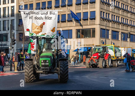 Berlin, Deutschland, 19. Januar 2019. Bauern protestieren gegen die EU-Agrarsubventionen in Deutschland. Eine Parade von Traktoren fuhr hinter Gebäude der Europäischen Kommission in "Unter den Linden", wie sie sich an der Demonstration gegen die jetzige Agrarpolitik nahm. Aktivisten protestieren, dass Großbetriebe über kleinere Betriebe, umweltfreundliche Methoden bevorzugt werden. Credit: Eden Breitz/Alamy Live News Credit: Eden Breitz/Alamy leben Nachrichten Stockfoto