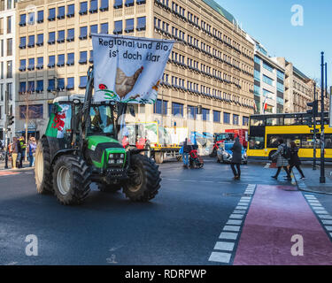 Berlin, Deutschland, 19. Januar 2019. Bauern protestieren gegen die EU-Agrarsubventionen in Deutschland. Eine Parade von Traktoren fuhr hinter Gebäude der Europäischen Kommission in "Unter den Linden", wie sie sich an der Demonstration gegen die jetzige Agrarpolitik nahm. Aktivisten protestieren, dass Großbetriebe über kleinere Betriebe, umweltfreundliche Methoden bevorzugt werden. Credit: Eden Breitz/Alamy Live News Credit: Eden Breitz/Alamy leben Nachrichten Stockfoto