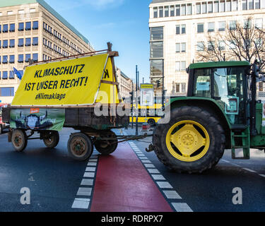 Berlin, Deutschland, 19. Januar 2019. Bauern protestieren gegen die EU-Agrarsubventionen in Deutschland. Eine Parade von Traktoren fuhr hinter Gebäude der Europäischen Kommission in "Unter den Linden", wie sie sich an der Demonstration gegen die jetzige Agrarpolitik nahm. Aktivisten protestieren, dass Großbetriebe über kleinere Betriebe, umweltfreundliche Methoden bevorzugt werden. Credit: Eden Breitz/Alamy Live News Credit: Eden Breitz/Alamy leben Nachrichten Stockfoto