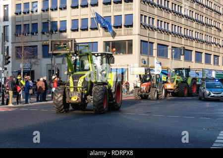 Berlin, Deutschland, 19. Januar 2019. Bauern protestieren gegen die EU-Agrarsubventionen in Deutschland. Eine Parade von Traktoren fuhr hinter Gebäude der Europäischen Kommission in "Unter den Linden", wie sie sich an der Demonstration gegen die jetzige Agrarpolitik nahm. Aktivisten protestieren, dass Großbetriebe über kleinere Betriebe, umweltfreundliche Methoden bevorzugt werden. Credit: Eden Breitz/Alamy Live News Credit: Eden Breitz/Alamy leben Nachrichten Stockfoto