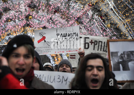 Moskau, Russland. Jan, 2019 19. Ein Aktivist hält ein Banner lesen' Kapitalismus ist die Wurzel des Faschismus'. Hunderte in Moskau versammelt, um den 10. Jahrestag zum Gedenken an die seit der Ermordung von Stanislaw Markelow, ein Menschenrechtsanwalt, und Anastasia Baburova, eine Aktivistin und Journalistin der Nowaja Gaseta. Sie wurden erschossen, die von Nikita Tikhonov, ein neo-Nazi, am 19. Januar 2009. Credit: Aleks Lokhmutov/Alamy Leben Nachrichten. Credit: Aleks Lokhmutov/Alamy leben Nachrichten Stockfoto