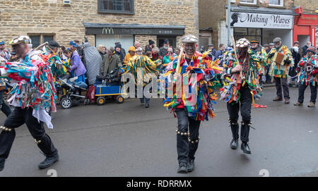 Whittlesey, Cambridgeshire, Großbritannien. Jan, 2019 19. Whittlesey ist Gastgeber der 40. Der Strohhalm tragen Festival Prozession am 19. Januar 2018. Das Festival feiert die alte Moorlandzone brauch der paradieren Stroh trägt rund um die Stadt jedes Jahr im Januar, wo Sie dann Bier Tabak- und Rindfleisch verbrauchen würde, Pflügen. Die Prozession, geführt durch den Stroh tragen, hat über 2 o 0 Tänzer, Musiker und Interpreten. Sie führen traditionelle Molly, Morris, Verstopfen und Schwert Tanz. Es gibt Konzerte für die Abende Credit: WansfordPhoto/Alamy Live News geplant Stockfoto