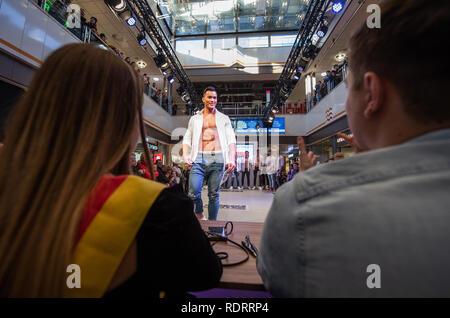 19. Januar 2019, Nordrhein-Westfalen, Köln: Hai Nguyen, Mister Nordrhein-westfalen 2019, geht auf einer Bühne in einem Einkaufszentrum, wenn er "Mister Nordrhein-westfalen' wählt. Die Wahl ist eine Vorentscheidung für die offizielle Wahl der Miss Deutschland" und "mister Deutschland" in 2019. Foto: Christophe Kirschtorte/dpa Quelle: dpa Picture alliance/Alamy Leben Nachrichten Quelle: dpa Picture alliance/Alamy leben Nachrichten Stockfoto