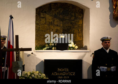 Danzig, Polen, 19. Januar 2019. Beerdigung der Bürgermeister von Danzig, Pawel Ottar, in der mariacka Basilika in Danzig. Die Urne mit der Asche in die Krypta. Credit: Slawomir Kowalewski/Alamy leben Nachrichten Stockfoto