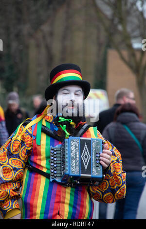 Whittlesey, Cambridgeshire, Großbritannien. Jan, 2019 19. Whittlesey ist Gastgeber der 40. Der Strohhalm tragen Festival Prozession am 19. Januar 2018. Das Festival feiert die alte Moorlandzone brauch der paradieren Stroh trägt rund um die Stadt jedes Jahr im Januar, wo Sie dann Bier Tabak- und Rindfleisch verbrauchen würde, Pflügen. Die Prozession, geführt durch den Stroh tragen, hat über 2 o 0 Tänzer, Musiker und Interpreten. Sie führen traditionelle Molly, Morris, Verstopfen und Schwert Tanz. Es gibt Konzerte für die Abende Credit: WansfordPhoto/Alamy Live News geplant Stockfoto