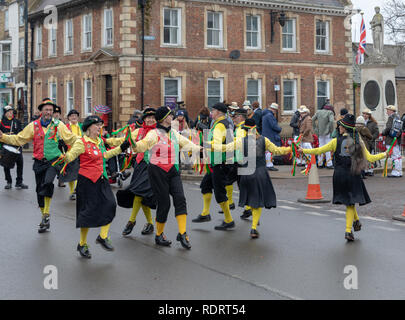 Whittlesey, Cambridgeshire, Großbritannien. Jan, 2019 19. Whittlesey ist Gastgeber der 40. Der Strohhalm tragen Festival Prozession am 19. Januar 2018. Das Festival feiert die alte Moorlandzone brauch der paradieren Stroh trägt rund um die Stadt jedes Jahr im Januar, wo Sie dann Bier Tabak- und Rindfleisch verbrauchen würde, Pflügen. Die Prozession, geführt durch den Stroh tragen, hat über 2 o 0 Tänzer, Musiker und Interpreten. Sie führen traditionelle Molly, Morris, Verstopfen und Schwert Tanz. Es gibt Konzerte für die Abende Credit: WansfordPhoto/Alamy Live News geplant Stockfoto