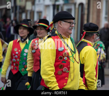 Whittlesey, Cambridgeshire, Großbritannien. Jan, 2019 19. Whittlesey ist Gastgeber der 40. Der Strohhalm tragen Festival Prozession am 19. Januar 2018. Das Festival feiert die alte Moorlandzone brauch der paradieren Stroh trägt rund um die Stadt jedes Jahr im Januar, wo Sie dann Bier Tabak- und Rindfleisch verbrauchen würde, Pflügen. Die Prozession, geführt durch den Stroh tragen, hat über 2 o 0 Tänzer, Musiker und Interpreten. Sie führen traditionelle Molly, Morris, Verstopfen und Schwert Tanz. Es gibt Konzerte für die Abende Credit: WansfordPhoto/Alamy Live News geplant Stockfoto