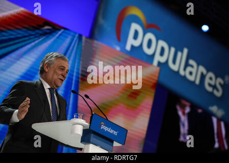 Madrid, Spanien. Jan, 2019 19. Antonio Tajani, der Präsident des Europäischen Parlaments beobachtet, als er während der Veranstaltung. Die PP feiert National Convention die wichtigsten Linien ihrer Wahlprogramme für die drei Wahlen für Mai 26 geplant sind der Schlüssel zu schaffen und die Führung der beliebten Präsidenten, Manometer, Pablo Casado Credit: Jesus Hellin/SOPA Images/ZUMA Draht/Alamy Live News Credit: ZUMA Press, Inc./Alamy leben Nachrichten Stockfoto