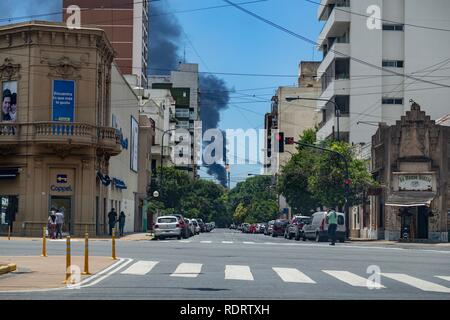 La Plata, Argentinien. 19., Januar 2019. Not-aus an der Ölgesellschaft YPF nach einem General Electric, die über die ganze Stadt. Credit: Federico Julien/Alamy Leben Nachrichten. Stockfoto