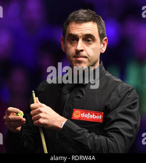 Alexandra Palace, London, Großbritannien. Jan, 2019 19. Dafabet Masters Snooker, Halbfinale, Ronnie O'Sullivan gegen Ding Junhui, Ronnie O'Sullivan chechs der Anzeigetafel in der letzte Satz seines gleichen Credit: Aktion plus Sport/Alamy leben Nachrichten Stockfoto