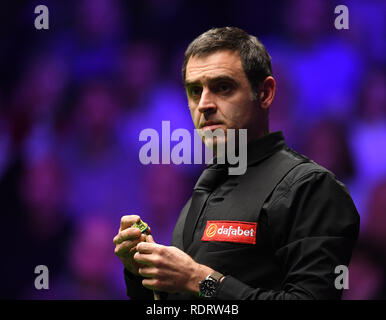 Alexandra Palace, London, Großbritannien. Jan, 2019 19. Dafabet Masters Snooker, Halbfinale, Ronnie O'Sullivan gegen Ding Junhui, Ronnie O'Sullivan chechs der Anzeigetafel in der letzte Satz seines gleichen Credit: Aktion plus Sport/Alamy leben Nachrichten Stockfoto