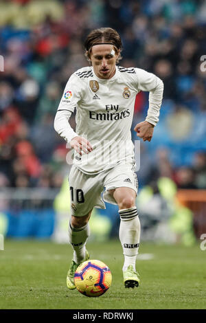 Santiago Bernabeu, Madrid, Spanien. Jan, 2019 19. Liga Fußball, Real Madrid vs Sevilla; Luka Modric (Real Madrid) vorwärts treibt Credit: Aktion plus Sport/Alamy leben Nachrichten Stockfoto