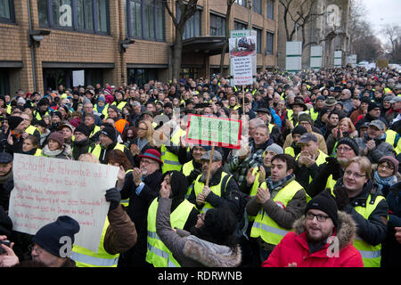 Stuttgart, Deutschland. Jan, 2019 19. Demonstranten demonstrieren mit Bannern auf der B 14 Neckartor. Die Demonstration richtet sich gegen Deutschlands erstes umfassendes Verbot von Diesel fahren in Stuttgart. Credit: Oliver Willikonsky/dpa/Alamy Leben Nachrichten Quelle: dpa Picture alliance/Alamy Leben Nachrichten Quelle: dpa Picture alliance/Alamy leben Nachrichten Stockfoto